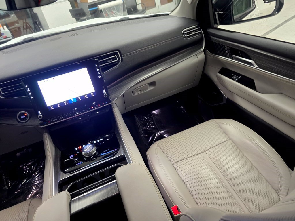 Used 2024 Jeep Wagoneer L Series II w/ Flexible Seating Group AWD/4WD image 41