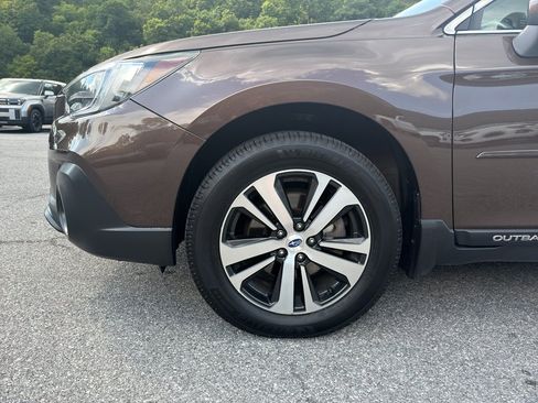 Used 2019 Subaru Outback 3.6R Limited w/ Popular Package #2 AWD/4WD image 9