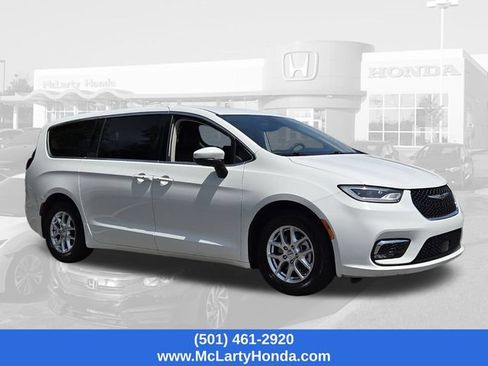 Used 2023 Chrysler Pacifica Touring-L FWD image 4