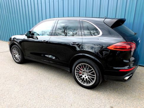 Used 2015 Porsche Cayenne Turbo image 3