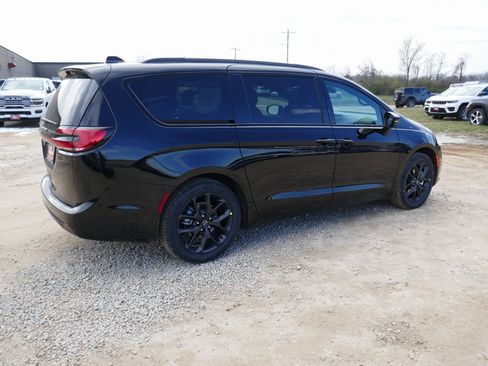 New 2026 Chrysler Pacifica Select w/ S Appearance Package image 4