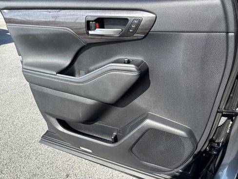 Used 2023 Toyota Highlander Platinum FWD image 18