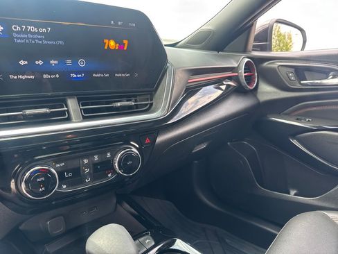 Used 2025 Chevrolet Trax RS w/ Sunroof Package FWD image 23