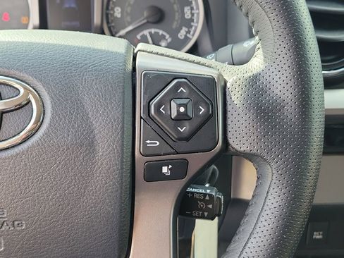 Used 2017 Toyota Tacoma SR5 w/ Tow Package RWD image 24