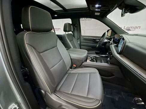 Used 2025 Chevrolet Suburban Premier w/ Sun And Tow Package AWD/4WD image 33