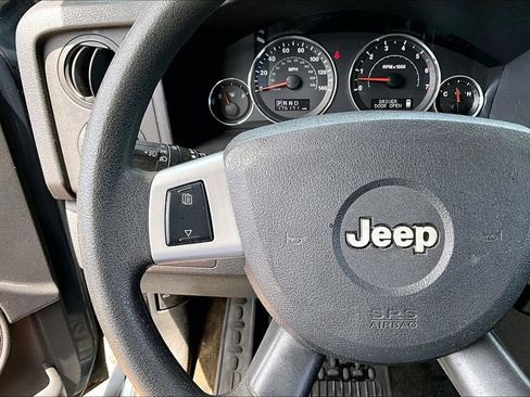 Used 2008 Jeep Commander Sport AWD/4WD image 10