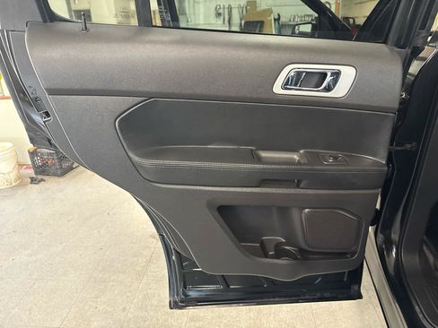 Used 2015 Ford Explorer XLT w/ Equipment Group 202B AWD/4WD image 36