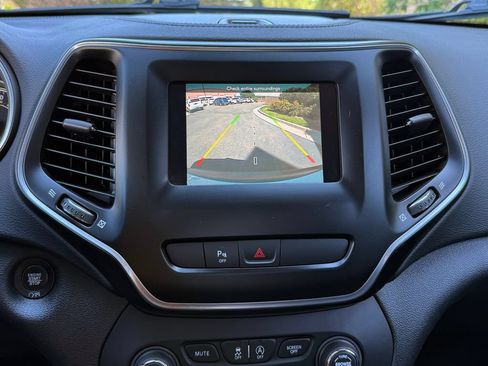 Used 2019 Jeep Cherokee Latitude Plus w/ Cold Weather Group AWD/4WD image 32