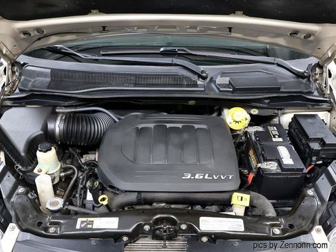 Used 2015 Chrysler Town & Country Touring FWD image 36