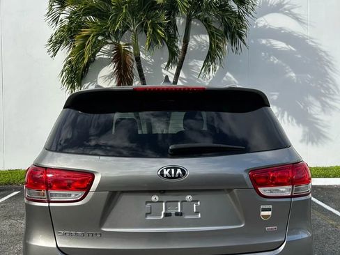 Used 2017 Kia Sorento LX w/ LX Convenience Package image 4