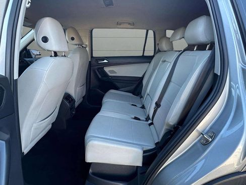 Used 2020 Volkswagen Tiguan SE image 11
