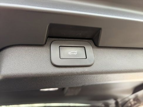 Used 2023 Land Rover Discovery HSE R-Dynamic image 8