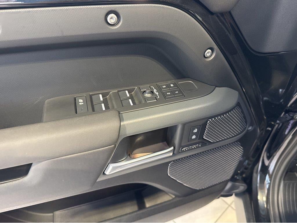Used 2024 Land Rover Defender 110 X-Dynamic SE AWD/4WD image 18