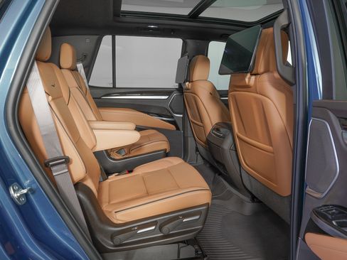 Used 2026 Cadillac Escalade Luxury w/ LPO, Radiant Package image 11