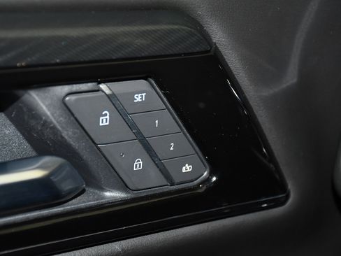 Used 2025 GMC Yukon AT4 AWD/4WD image 36