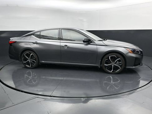 Used 2023 Nissan Altima 2.5 SR FWD image 9
