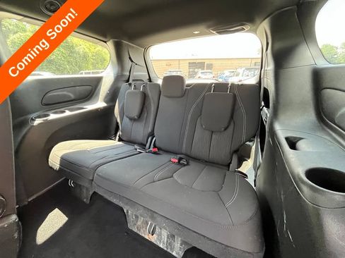 Used 2024 Chrysler Pacifica Touring FWD image 27
