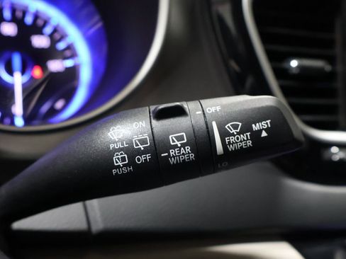 Used 2023 Chrysler Pacifica Touring-L image 41