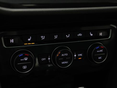 Used 2018 Volkswagen Tiguan SE w/ Panoramic Sunroof Package image 10