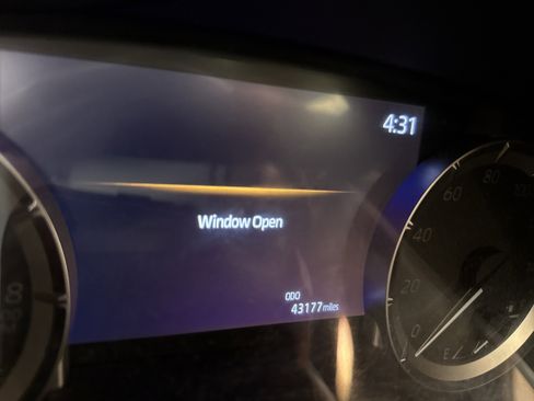 Used 2023 Toyota Highlander XLE image 5