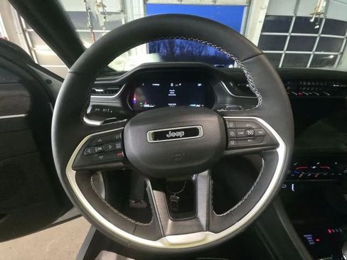 Used 2024 Jeep Grand Cherokee Limited w/ Black Appearance Package image 12