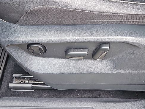 Certified 2021 Volkswagen Tiguan SE w/ Panoramic Sunroof Package image 14