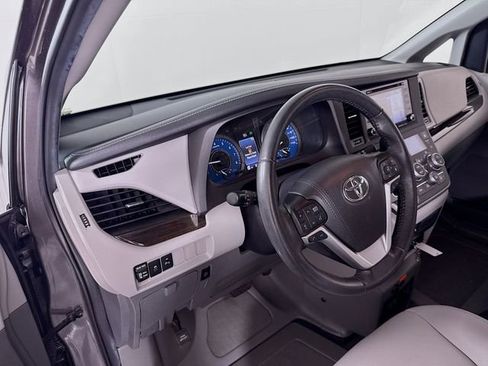 Used 2020 Toyota Sienna XLE w/ XLE Navigation Package image 7