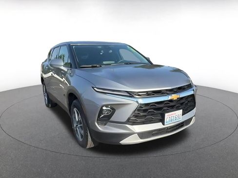 Used 2025 Chevrolet Blazer LT FWD image 3
