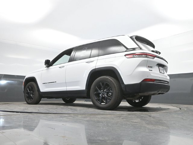 Used 2025 Jeep Grand Cherokee Altitude AWD/4WD image 50