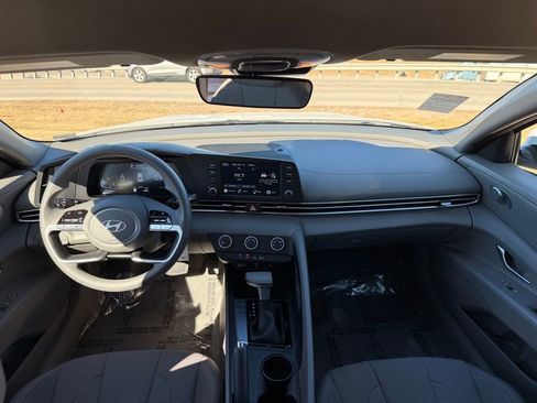 Used 2024 Hyundai Elantra SE image 25