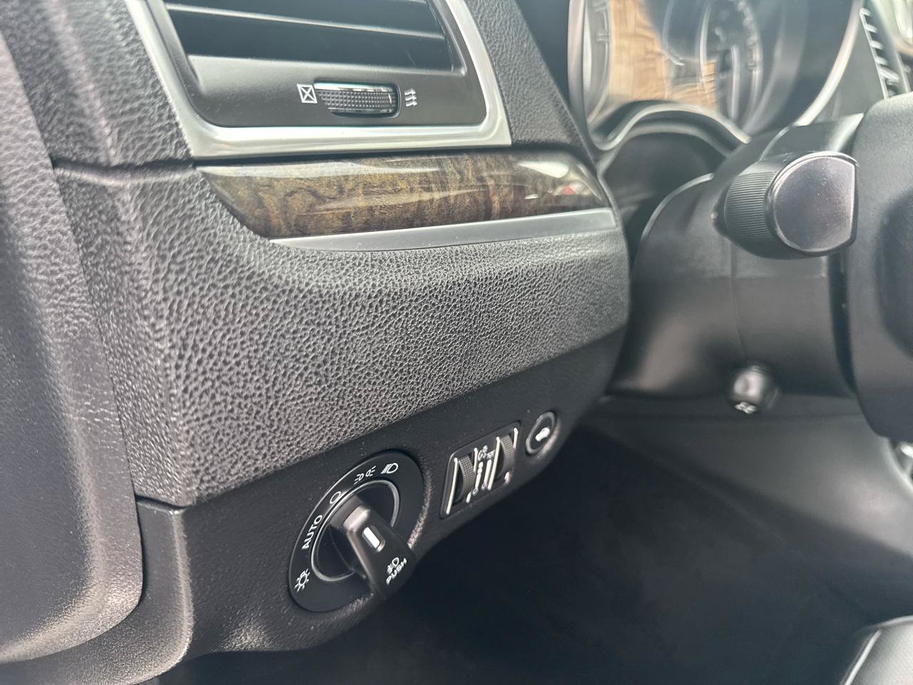 Used 2019 Chrysler 300 Limited AWD/4WD image 23
