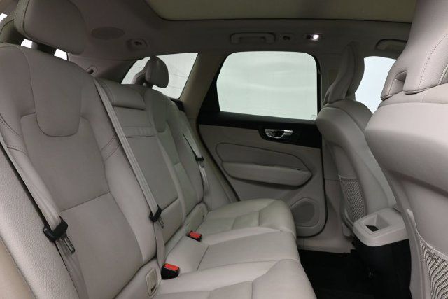 Used 2019 Volvo XC60 T5 Momentum w/ Multimedia Package FWD image 32