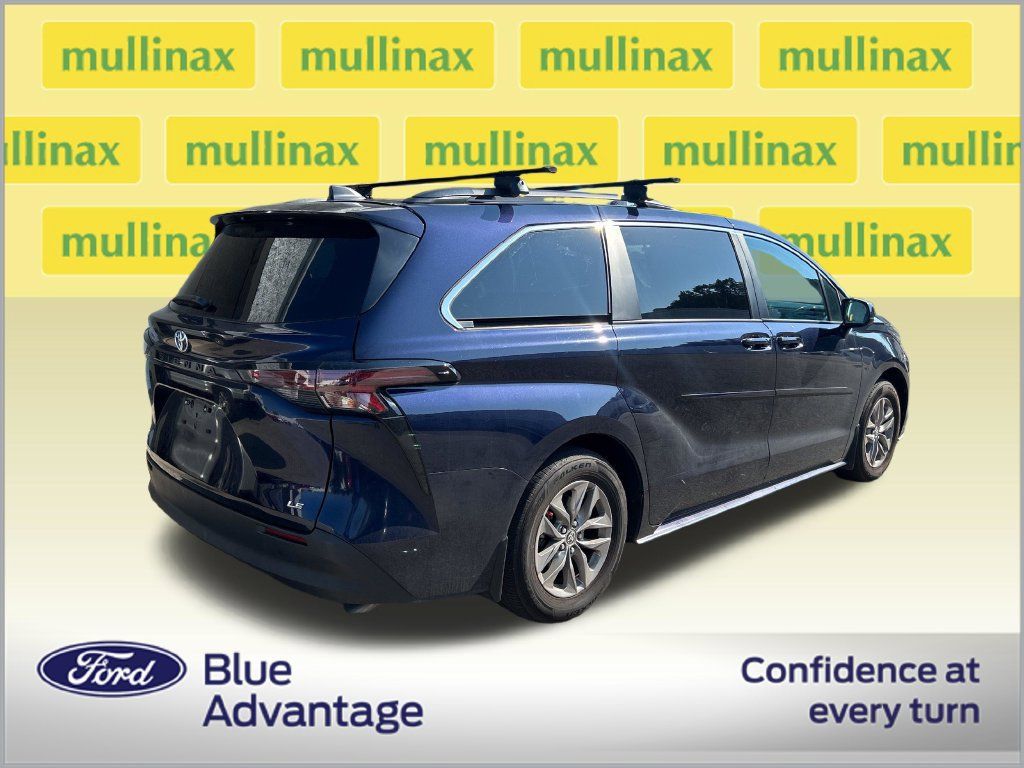 Used 2025 Toyota Sienna LE FWD image 2