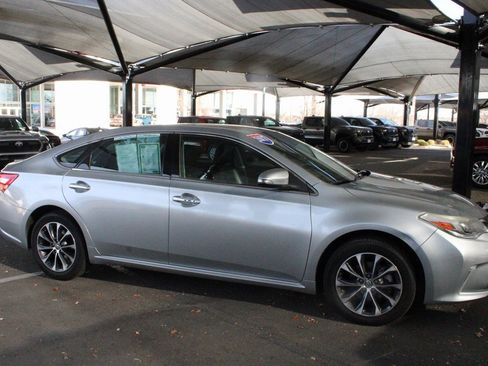 Used 2017 Toyota Avalon XLE image 18
