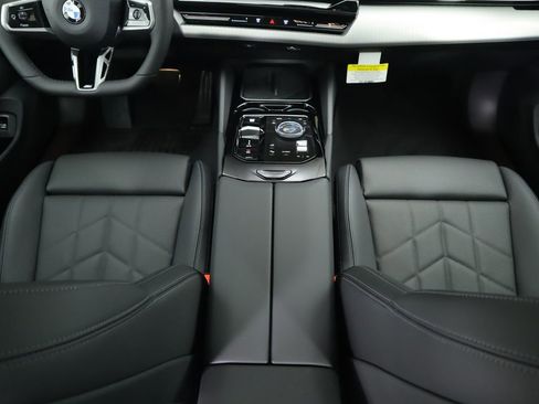 Certified 2025 BMW 530i 530i w/ M Sport Package image 18