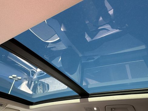 Used 2025 Volkswagen Taos SE w/ Panoramic Sunroof Package image 12