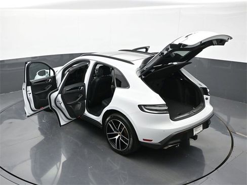 Used 2025 Porsche Macan image 25