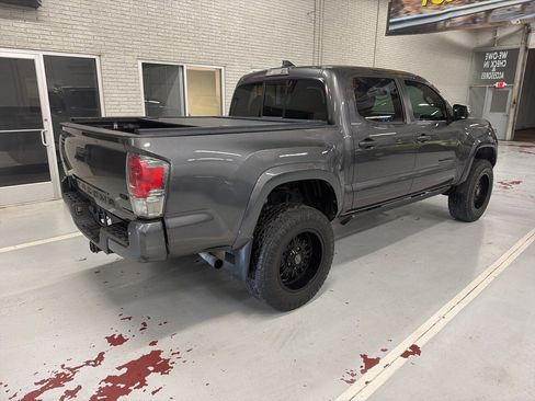 Used 2016 Toyota Tacoma Limited w/ Towing Package image 4