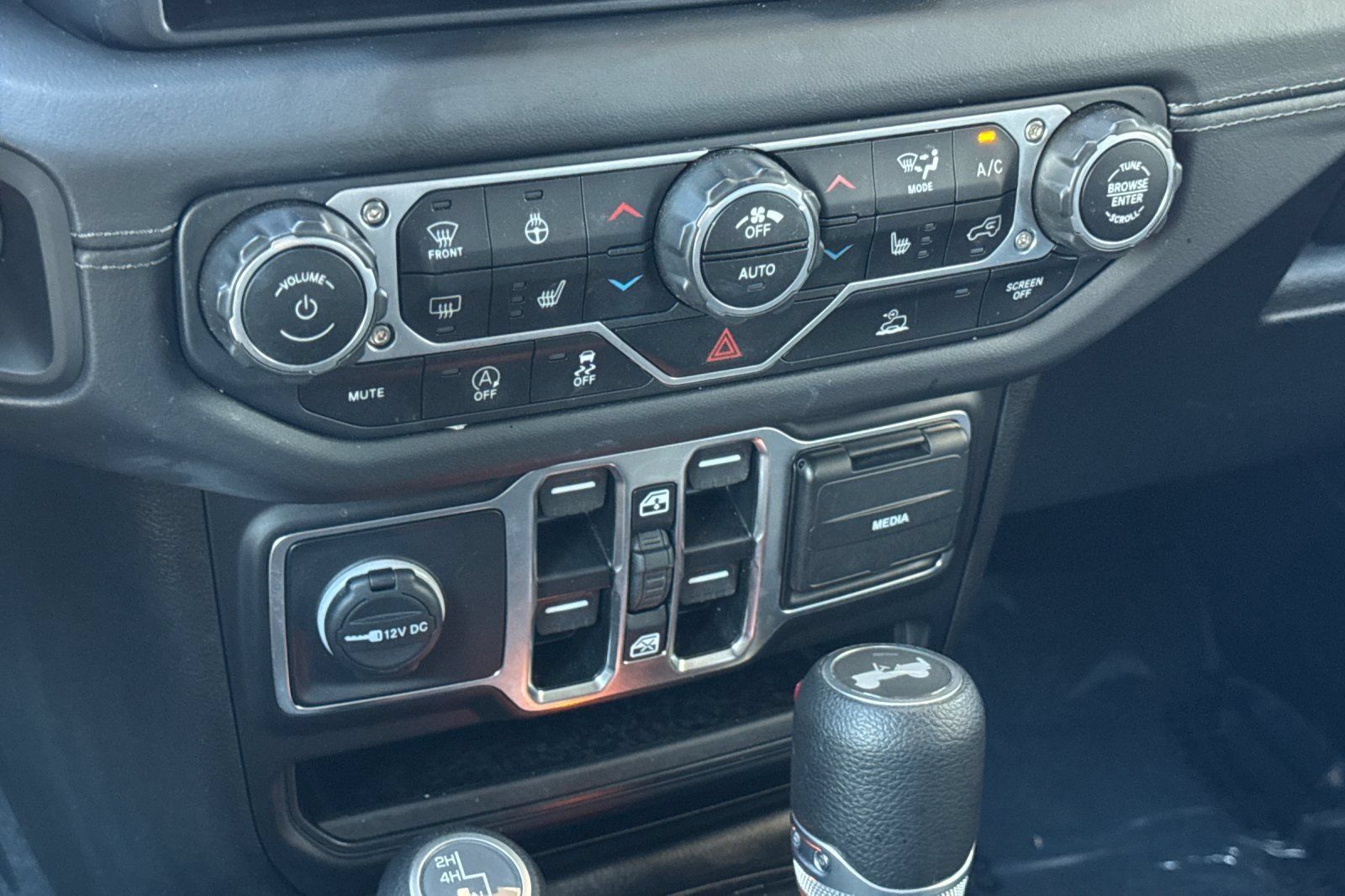 Used 2025 Jeep Wrangler Unlimited Sahara AWD/4WD image 21