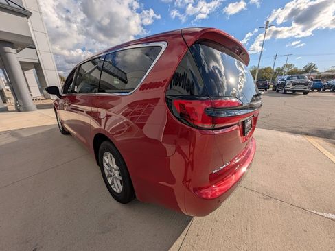 New 2026 Chrysler Pacifica Select image 6