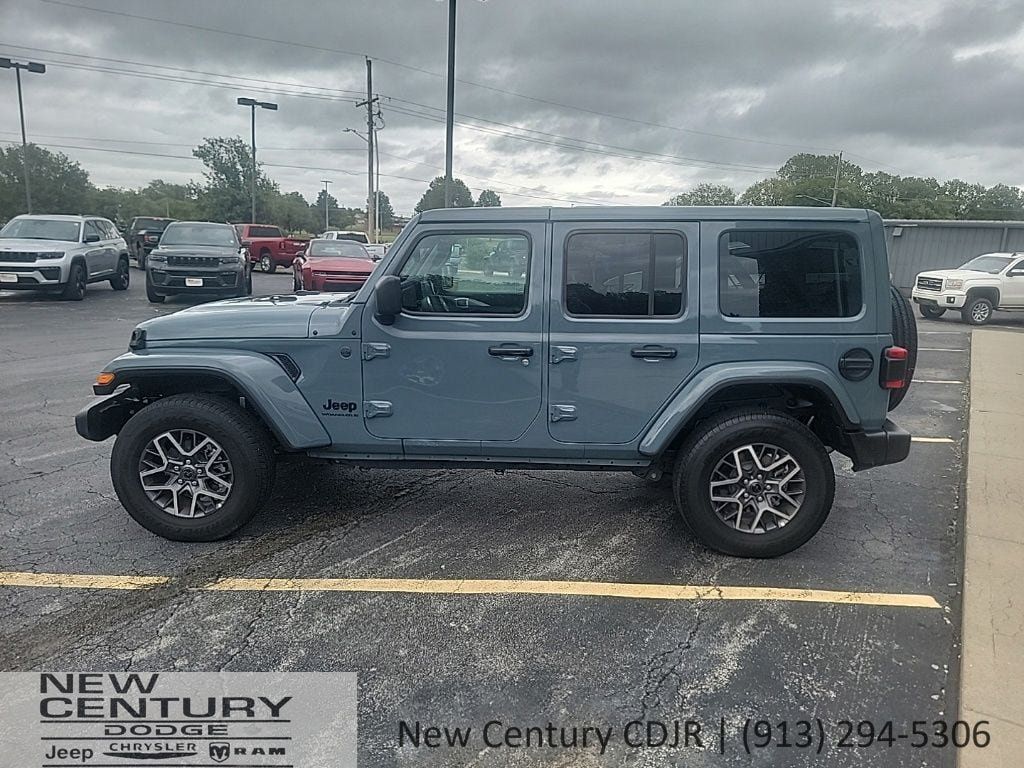 Used 2026 Jeep Wrangler Unlimited Sahara AWD/4WD image 2