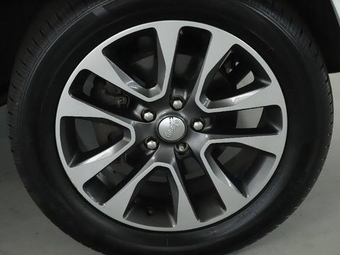 Used 2017 Jeep Grand Cherokee Overland AWD/4WD image 10