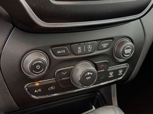 Used 2021 Jeep Cherokee Latitude Plus image 17