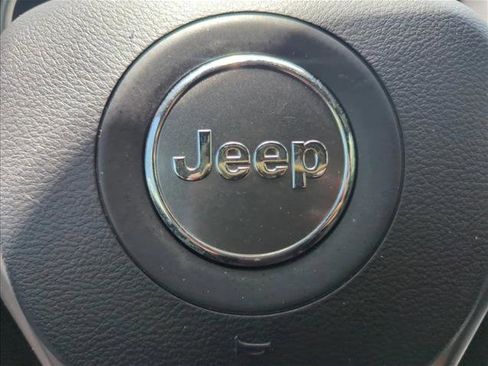 Used 2021 Jeep Grand Cherokee Laredo X AWD/4WD image 30