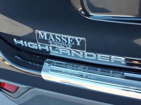 Used 2024 Toyota Highlander XLE image 9