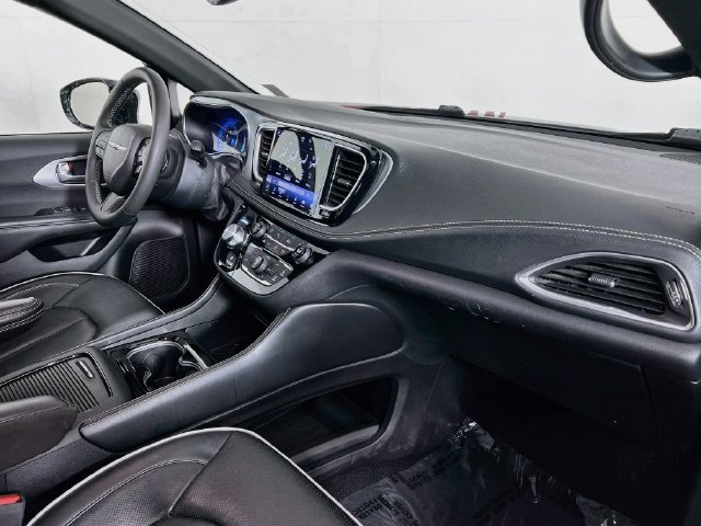 Used 2025 Chrysler Pacifica Limited FWD image 41