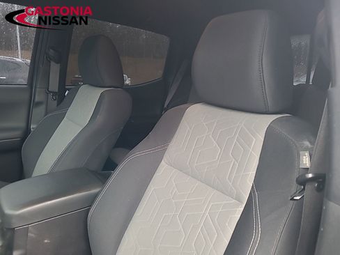 Used 2022 Toyota Tacoma TRD Off-Road image 32