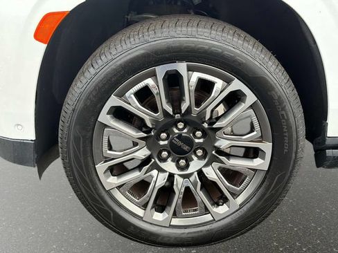 Used 2024 GMC Yukon Denali Ultimate AWD/4WD image 10