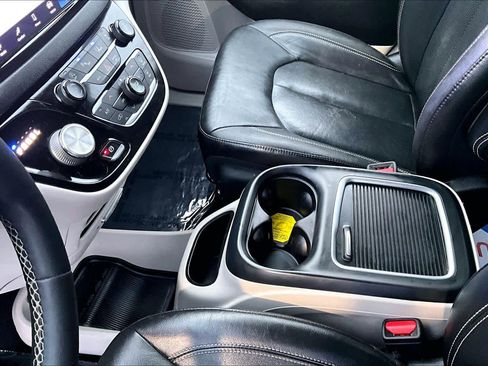 Used 2022 Chrysler Pacifica Touring-L image 17