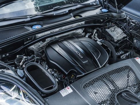 Used 2020 Porsche Macan image 32